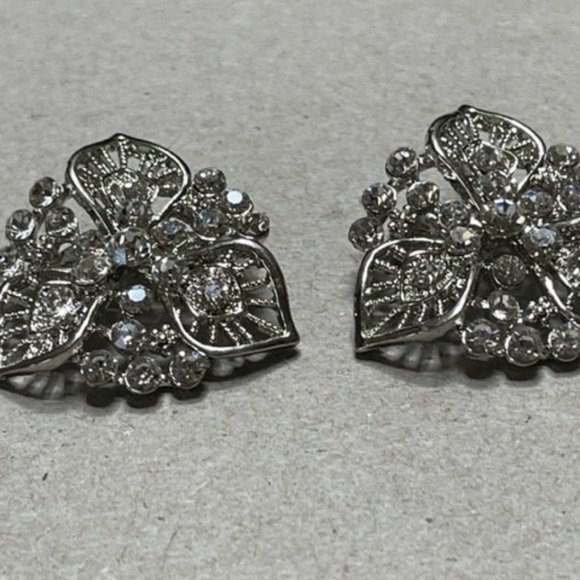 A Pair of Filigree Leaf and Rhinestone brooches or Collar Lapel Pins 1950's - Picture 4 of 4